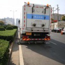 兩臺重型道路污染清除車亮相鄭州，路面像新鋪的