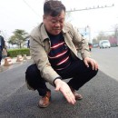 它在馬路上一趟，用手使勁摸地手都不臟